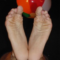 Berto shows off his feet - Picture 19