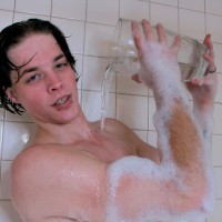 York Reid in the tub - Picture 12