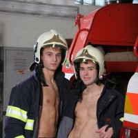 Hot firemen - Picture 1